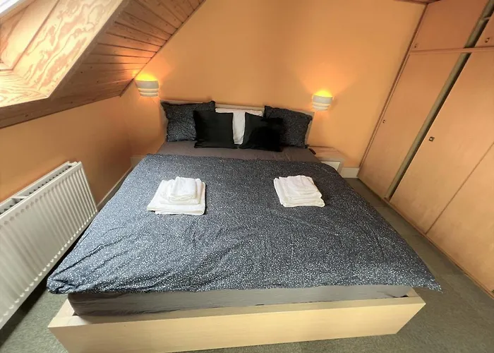 The Yellow House, Beach 5Mins Drive, 3Br With Free Parking, Fast Fiber Internet