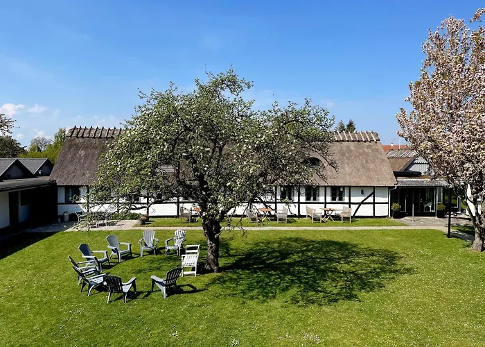 Kirsebaerkroen - The Inn Between